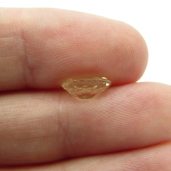 Natural 2 Carat Oval Cut Quartz Gemstone - Picture 4 of 6